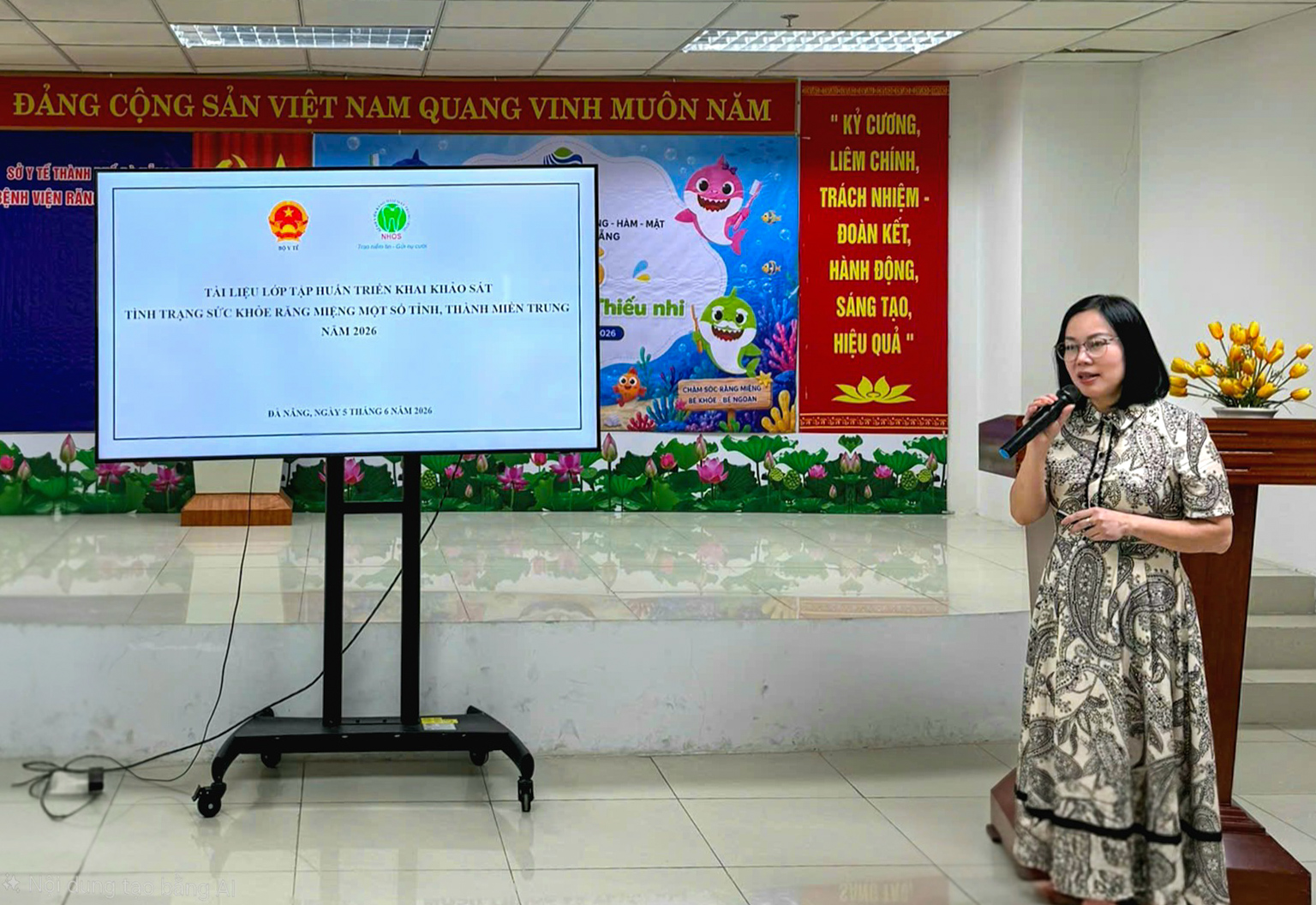 PGS.TS. Nguyễn Thị Hồng Minh, Thư ký Đề tài, Trưởng phòng Đào tạo và Quản lý Nghiên cứu khoa học Bệnh viện trình bày tổng quan về đề tài và hướng dẫn các nội dung tập huấn.